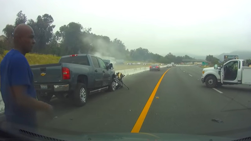 凄い勢いで追い越して行った車が交通事故を起こすところを撮影したドラレコ動画