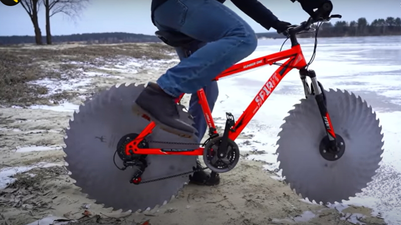 どうしても自転車で氷の上を走りたい男性が作った自転車がコチラ！