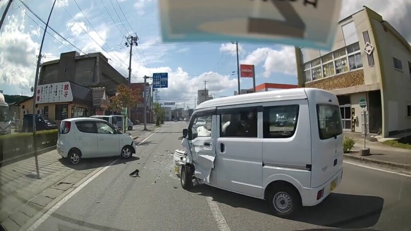 【交通事故】ドライブレコーダーが捉えたのは目の前で起きた正面衝突の交通事故です。