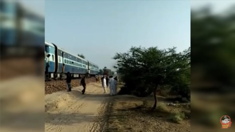 【衝撃映像】インドで起きた電車の接続時の事故です。