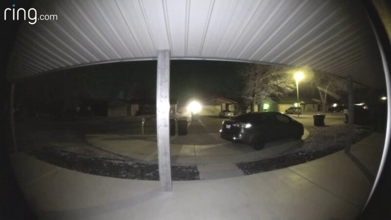 【心霊動画】玄関を撮影している監視カメラが撮影した人型の影をご覧下さい。