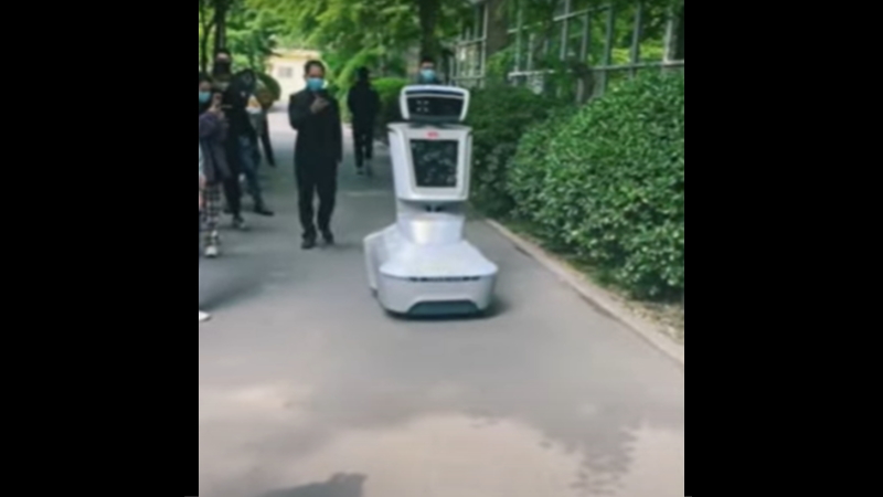 もう日本は勝てない？　北京の街中をコロナ対策ロボットが巡回している。