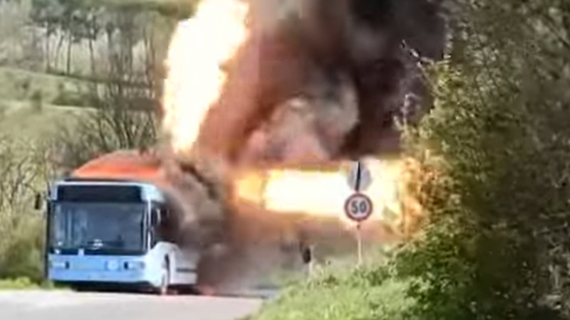 220630 002 - 〖衝撃映像〗電気で動く電動バスから火炎放射器の様に炎が噴き出している。