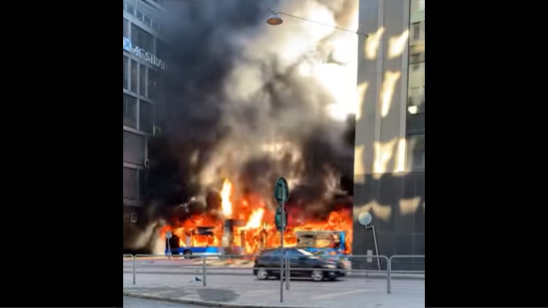 220630 003 - ストックホルムで起きたバス火災を偶然撮影したようです！
