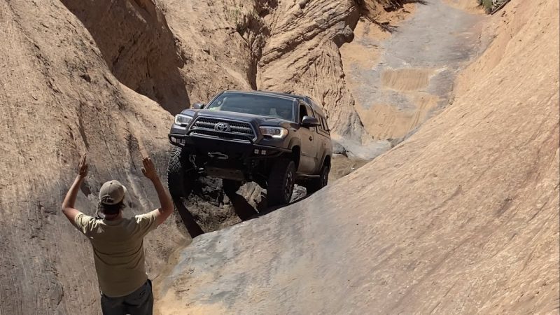 maxresdefault 32 - トヨタのタコマが完全な岩山を乗り越えてしまう衝撃映像！