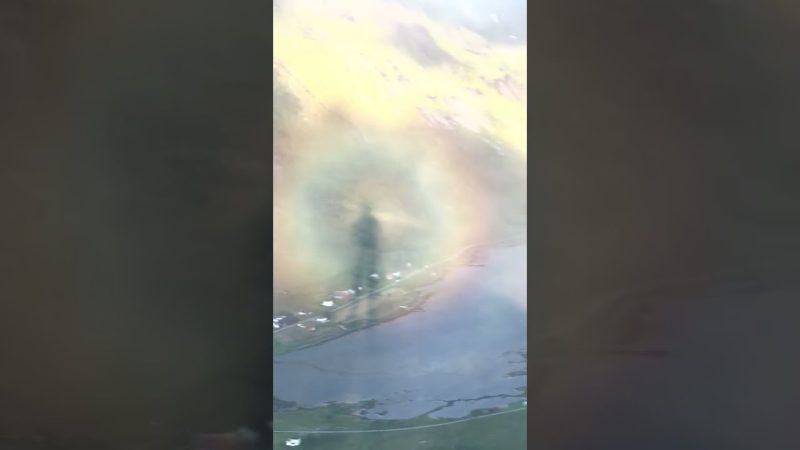 maxresdefault 129 - 向かいの山に巨人の影と影に虹色の後光が差している怪奇現象！！