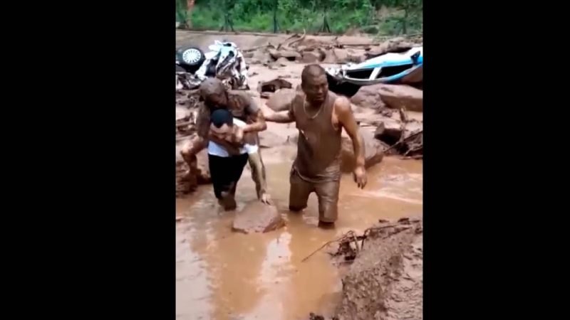 中国の四川省雅安で起こった濁流に巻き込まれる男性を救出する警官のニュース映像。