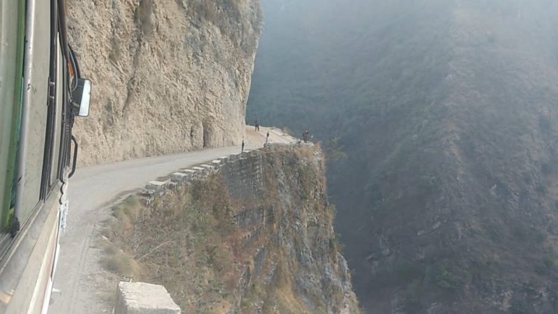 世界で一番危険な道路と言われるネパールの山道がコチラ！