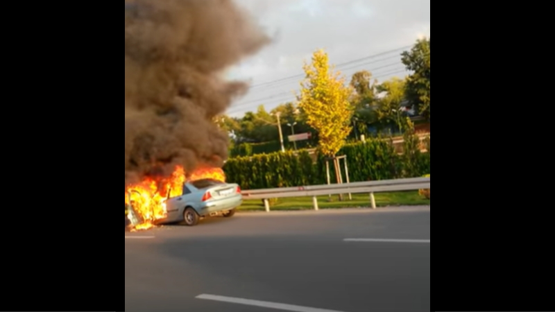 交通事故を起こした車両が炎上してる現場が怖すぎる！