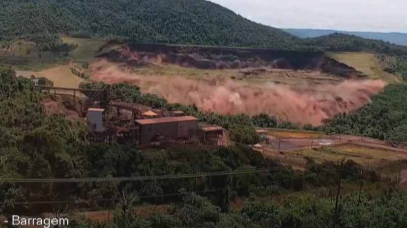 ブラジルにあるダムが決壊した恐怖の瞬間が撮影されたようです。