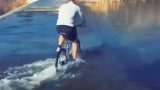 221017 005 160x90 - 自転車で川を渡ろうとした男性が流されてしまう！