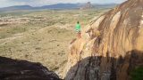 maxresdefault 84 160x90 - 岩山でスラックラインをする勇気がある男性をご覧ください。