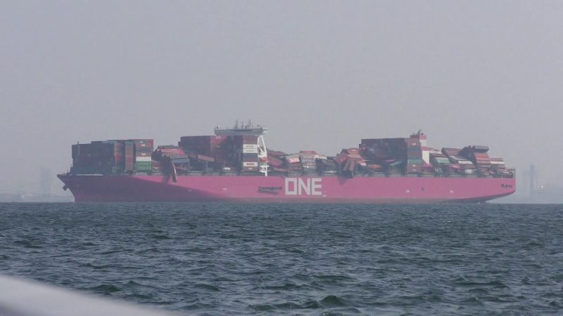 221104 029 - 神戸港に入港したコンテナ船のコンテナが崩落事故を起こしてしまいました。