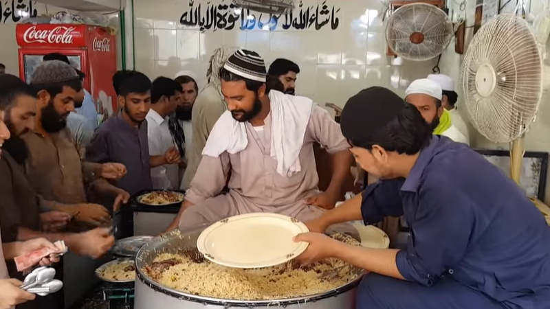 衛生面にさえ目をつむればおいしそうなパキスタンの屋台で売られている「ペシャワール」