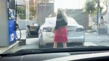 221124 029 160x90 - テスラの電気自動車にガソリンを入れようとしている女性に大爆笑している撮影者ｗｗｗ