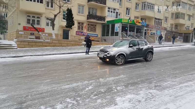 アゼルバイジャンの首都バクーで地面がカチカチに凍った結果ｗｗｗｗｗ