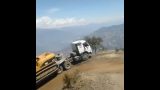 asd 160x90 - 重機を乗せたトラックが険しい山道を登りきれないでいる。