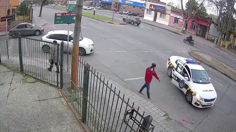 maxresdefault 25 - 自転車で女性を強盗する犯人が逮捕されたニュース番組の映像