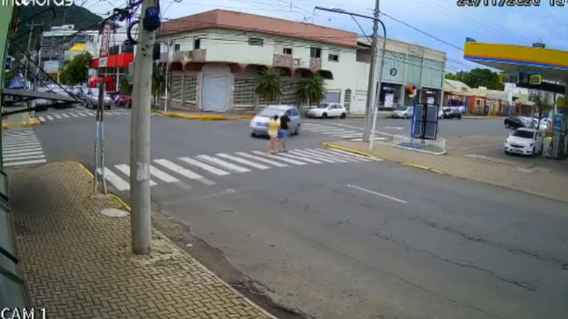モンテネグロで横断歩道を渡っている赤ちゃんを抱えたカップルが轢かれてしまう。