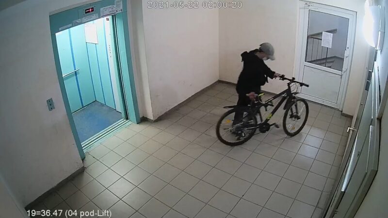 【泥棒】深夜にマンションに侵入し自転車を盗む泥棒です。