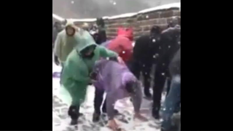 中国の冬山で観光客が滑り倒して動けない！