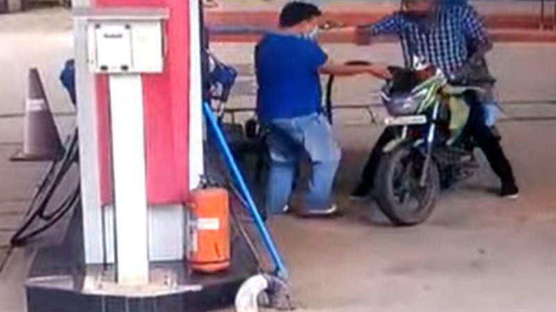 ガソリンスタンドで給油中のバイクが突然炎上！！