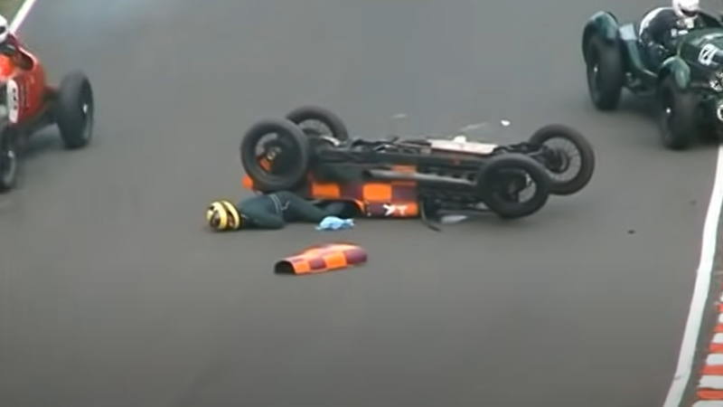 レース中に転倒してクラッシュしたレーサーが瀕死の重傷を負う。