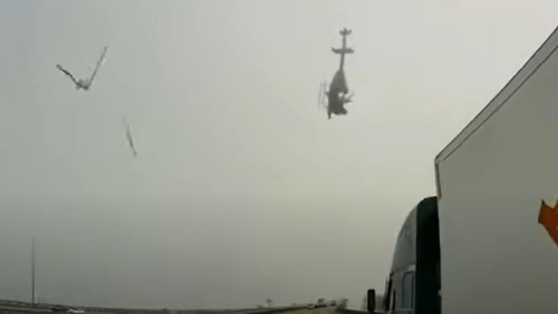 高速道路の上でヘリコプターがバラバラになっている！！