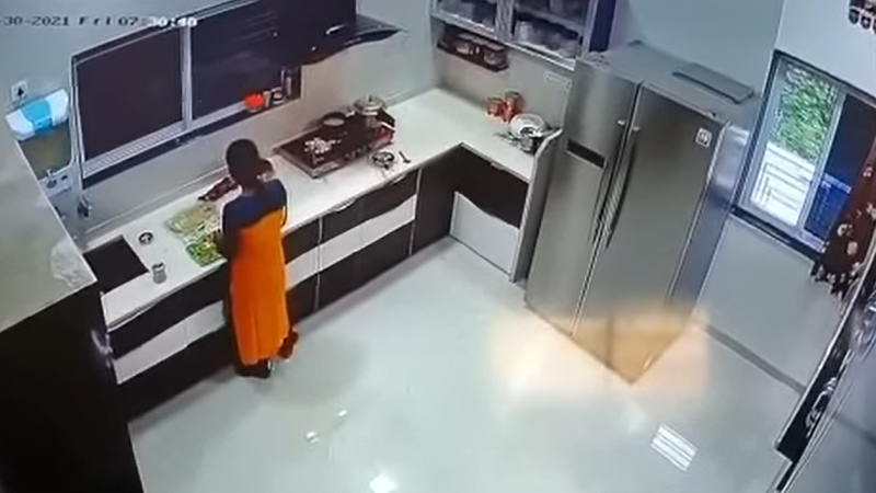 キッチンで料理中にレンジフードが爆発しました！！