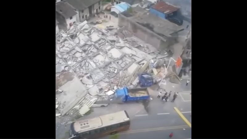 中国の湖南省郴州市汝城県で7階建てのビルが崩壊した現場がカオスすぎる！！
