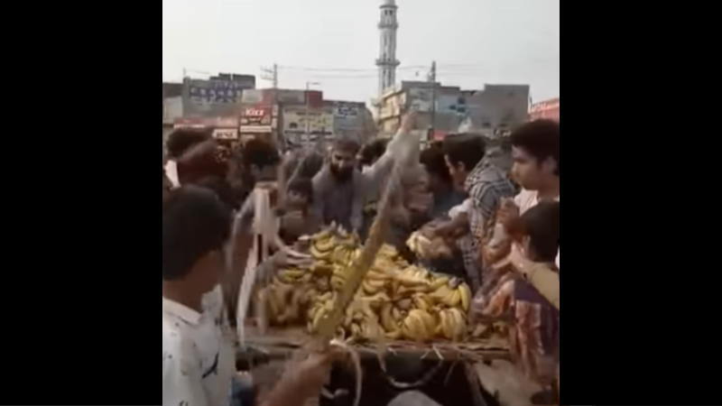 市場で売ろうとしている運搬中のバナナを盗んでいく恐ろしい映像です。