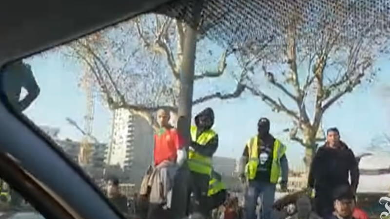 「黄色いベスト運動」の活動家がパトカーに石を投げつける！！