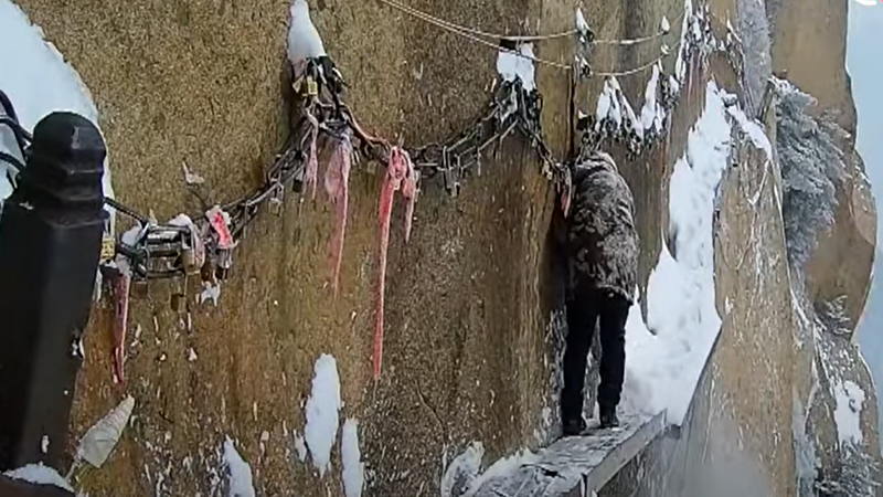 危険な崖の雪を取り除く作業員が凄いね。