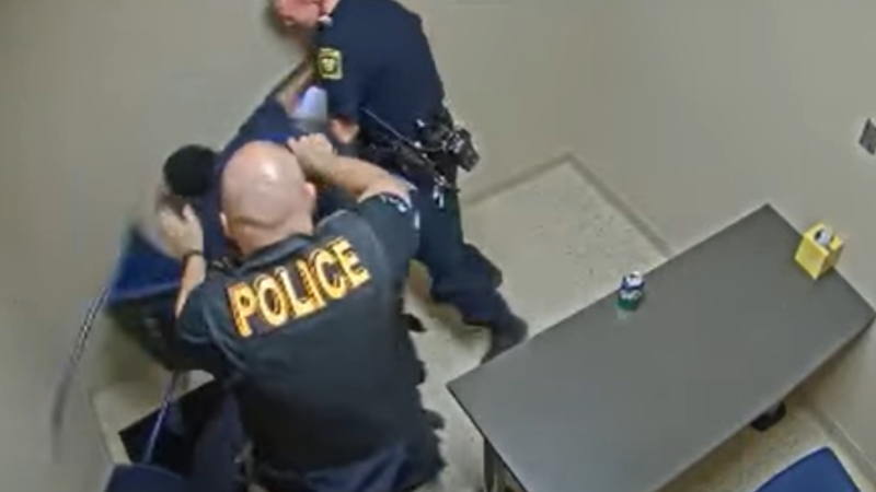 取調室で殺人容疑者が警官の銃を奪おうとする瞬間。