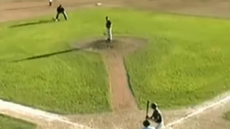 野球の試合中に小型飛行機が墜落した衝撃映像です！