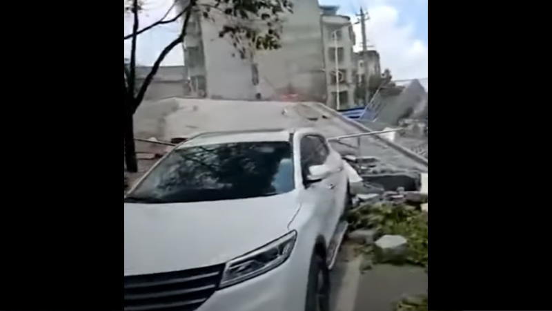 中国の湖南省郴州市汝城県で7階建てのビルが崩壊した現場がすさまじい。