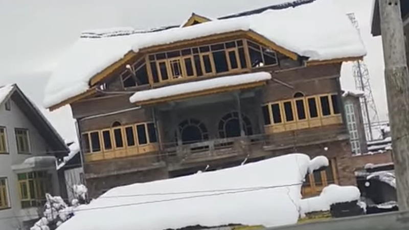 雪の重さで一瞬で崩壊した家屋。