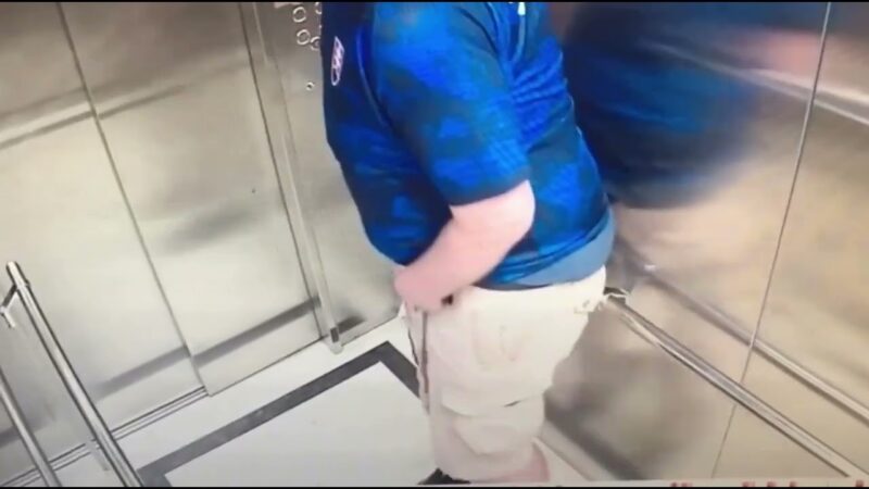 エレベーターの中でお漏らししてしまったおっさんが撮影されました。