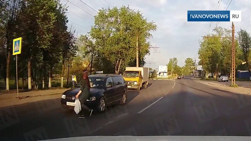車道をムリヤリ横断した女性が轢かれる！