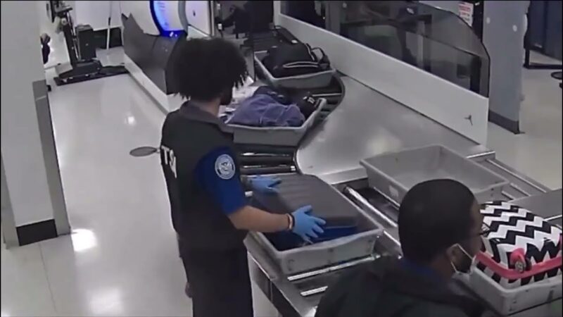 空港で職員が旅行者のカバンから現金を盗む！