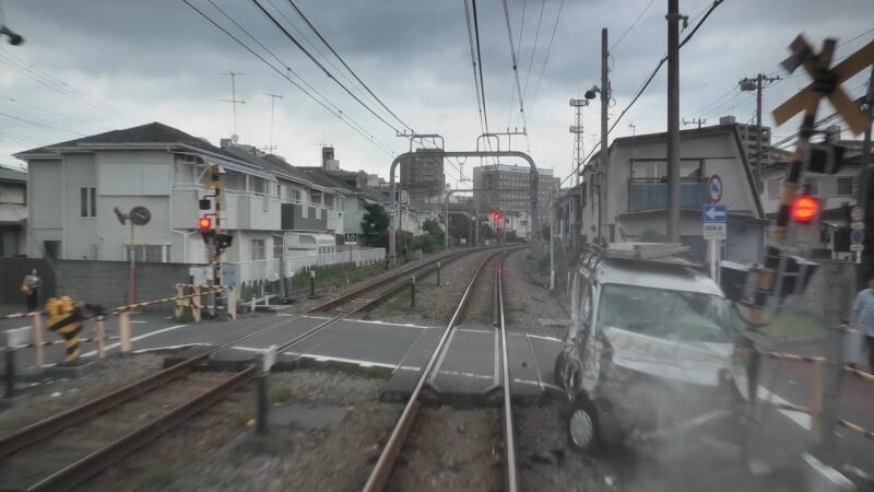 小田急ロマンスカー「えのしま号」で起きた踏切事故発生の瞬間。※後部撮影