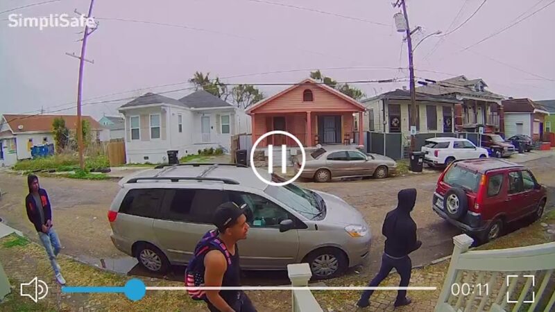 ニューオーリンズで起きた銃撃戦を玄関の監視カメラが捉えました。