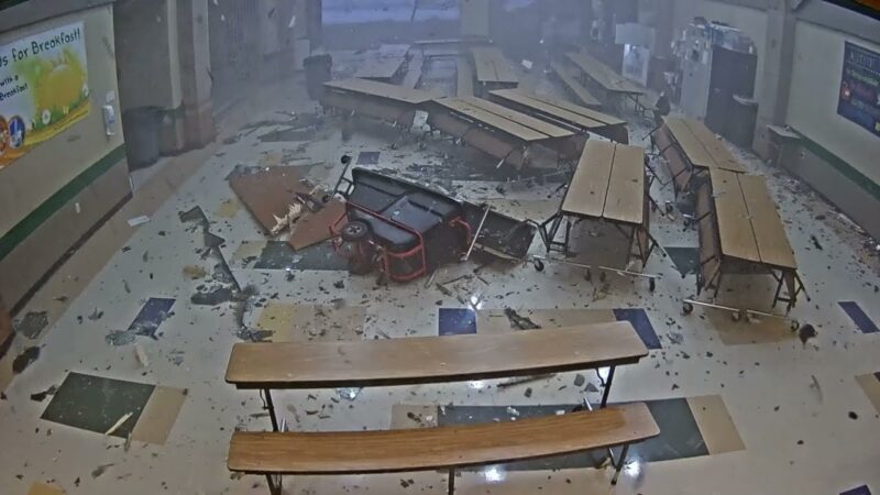 学校の監視カメラが竜巻に襲われている瞬間を撮影した。