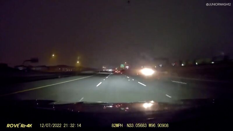 テキサスの高速道路で起きた大クラッシュをご覧下さい。
