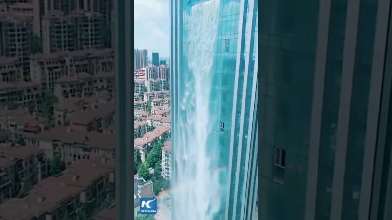 中国の100メートルのビルを流れる滝が凄いね。