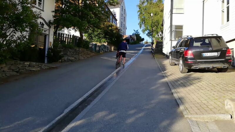 これ良いな。　ノルウェーでは自転車のリフトが道路に設置されているらしい。