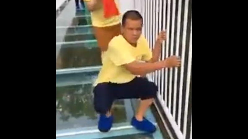 中国の張家界で高所恐怖症に人がガラス橋に乗ったらこんな感じ。