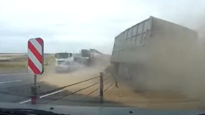 暴走したトラックトラックに突っ込む！！