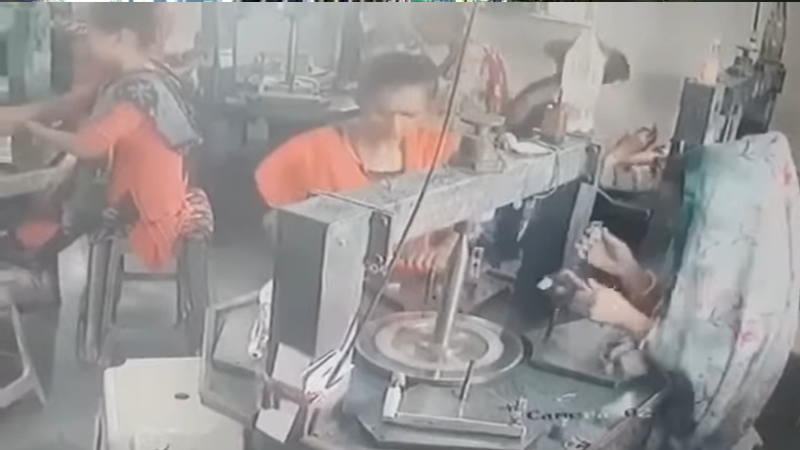 ダイヤモンド工場で機械が壊れ女性の作業員がケガをした！