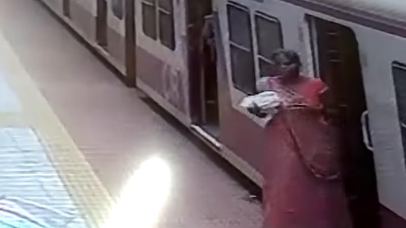 インドの列車で女性が降車時に服が引っ掛かり引きずられた。